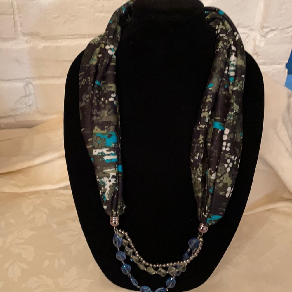 Beautiful scarf and necklace combo (OLCC)
